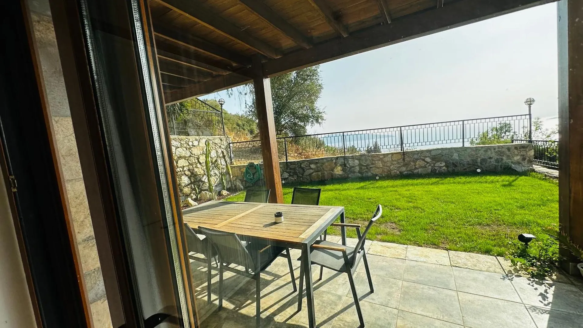 Deniz Manzarali Tas Villa Bodrum